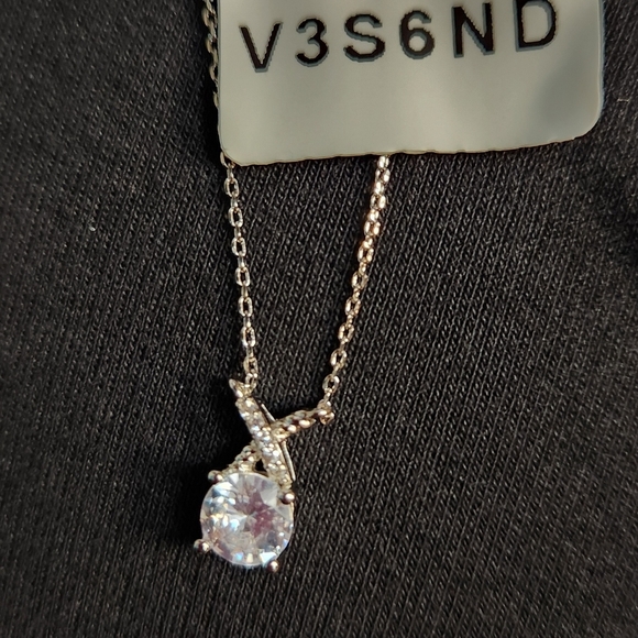 XO 💋 Kiss & Hug Necklace - Picture 1 of 5